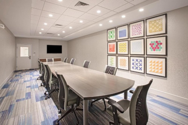 Holiday Inn Express & Suites Manhattan image 29