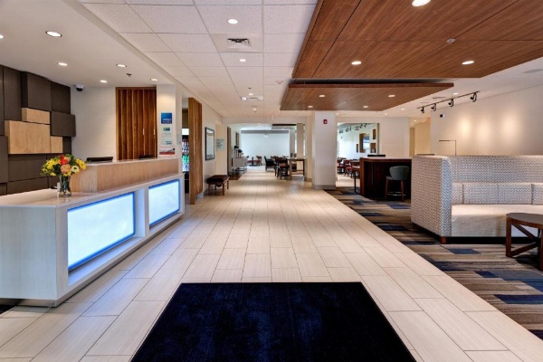 Holiday Inn Express & Suites Manhattan image 8